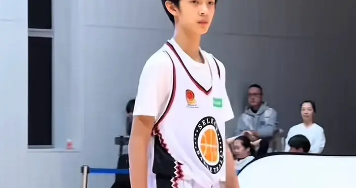 邓超儿子等等参加篮球赛，高颜值引关注，网友：孙俪基因太强大了