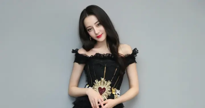 穷人买平替 vs 富人买大牌：你以为差的是钱，其实差的是“松弛感”