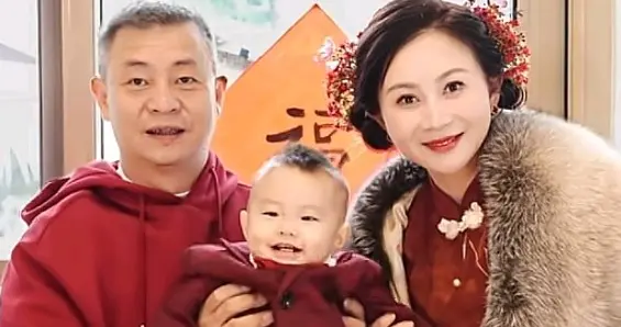 52岁李大双，为儿子庆1岁生日！6瓶茅台封酒，娇妻穿貂皮显富态