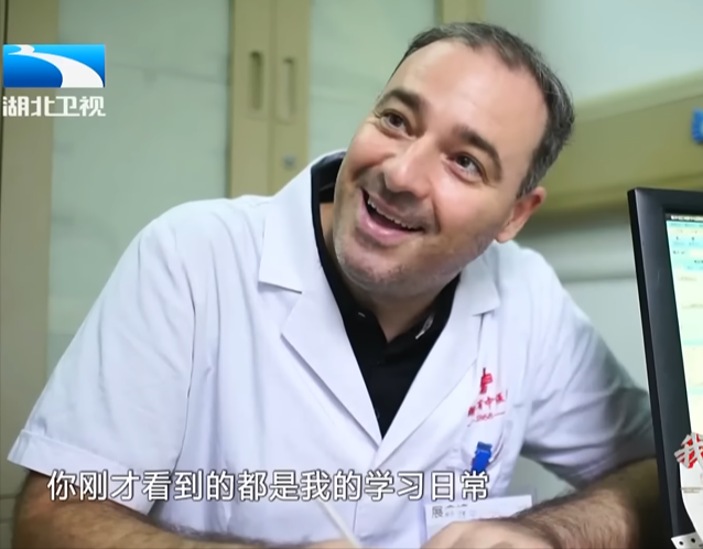 法国小伙在中国学医7年，回国后变身“华佗”，每天接诊接到手软