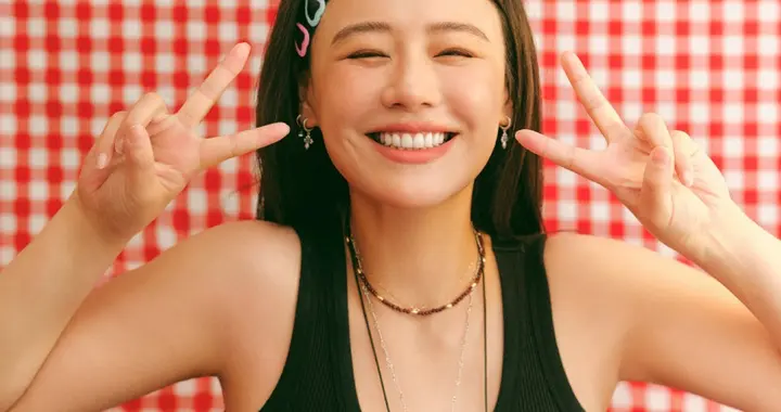 马思纯穿着黑色吊带配牛仔裤写真，明媚动人的大姐姐