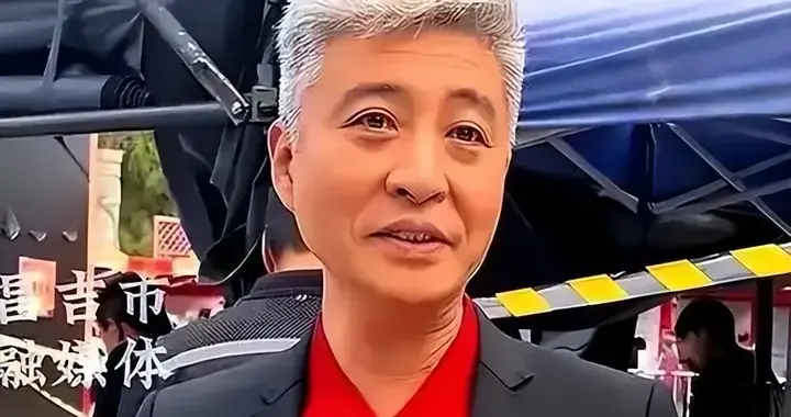 50岁周炜满头白发，22年春晚口碑毁于一句脏话，郭冬临效应真没停