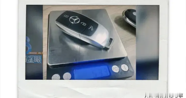 女子退货寄奔驰钥匙后续：钥匙6千元，就因为天气冷才把衣服么脱