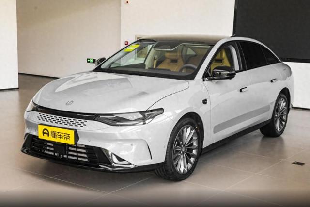 零跑C01，车长超5米+1276km续航，颜值高操控好，适合年轻人！