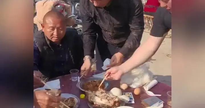 村里有人办酒席，守村人过去捡废品，大哥一个举动让人感动落泪