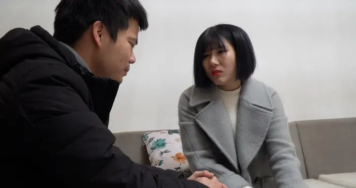 我年终奖发138万，当场囤120克黄金，骗媳妇只发1200，她给小舅15