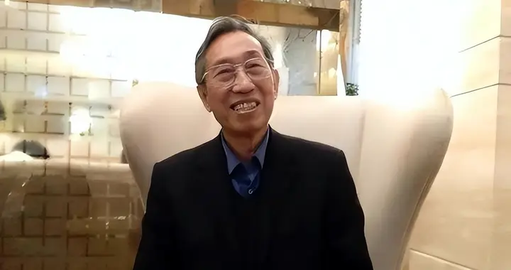 他崇洋媚外，成了公敌，回国参加母亲葬礼时被捕，如今过得如何？