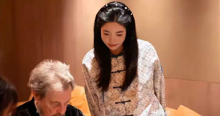80 岁马斯克亲爹到访上海！打麻将喝奶茶美女围观，比年轻人还潇洒