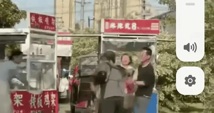 摊位上泼辣椒油，当众脱内裤套人脖子，这算吵架还是犯罪？