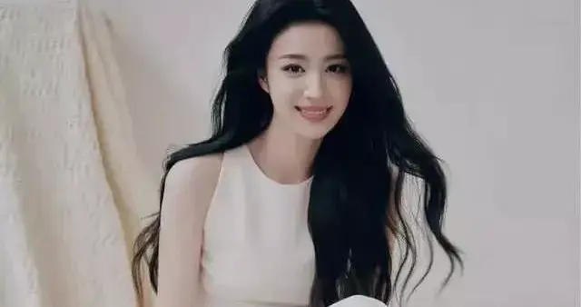 王楚然身穿白凉鞋，身材完美清新性感双倍勾人？