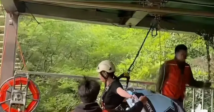 华蓥山16岁女孩高空坠亡，别用标签模糊了真问题