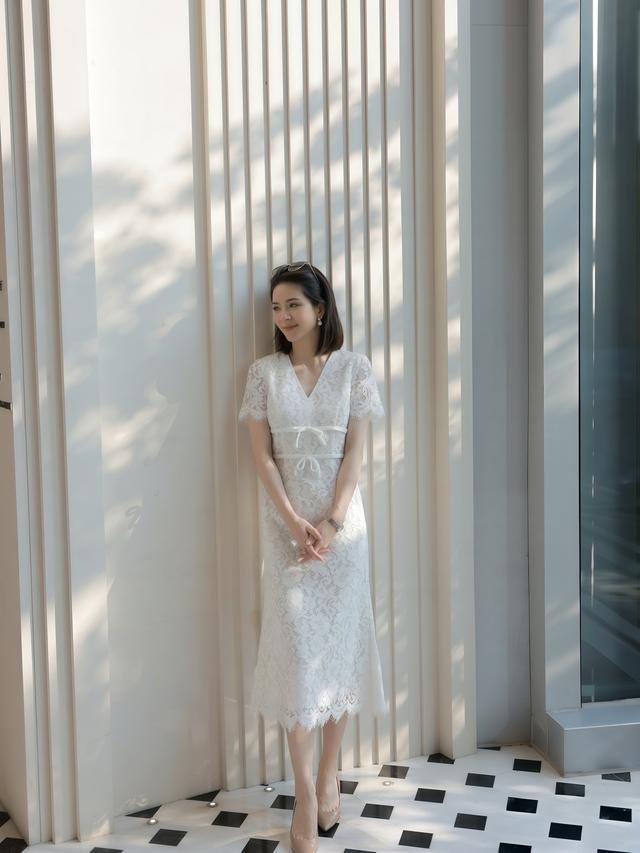 谁说御姐只能穿得冷硬？这条白色蕾丝裙，把“温柔坚定”穿在身上