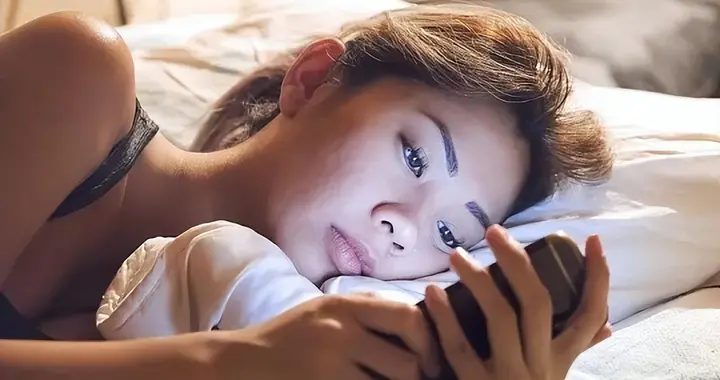 医生提醒：加快眼睛报废的动作，你可能天天做（不是关灯看手机）