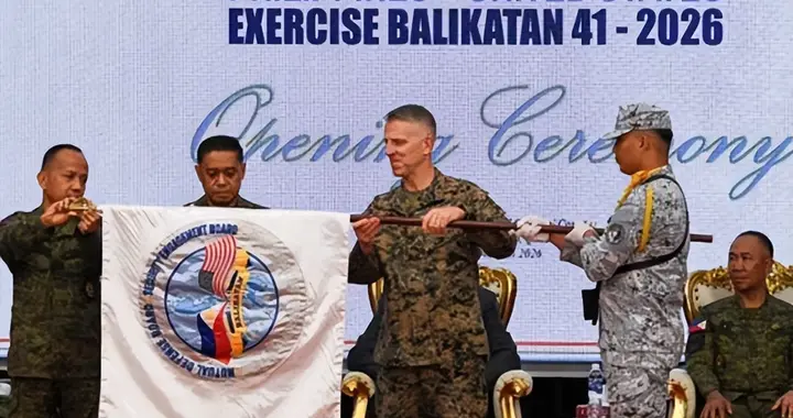 南海局势反转，岛内骤然发现，解放军以1对7，精准布下口袋阵