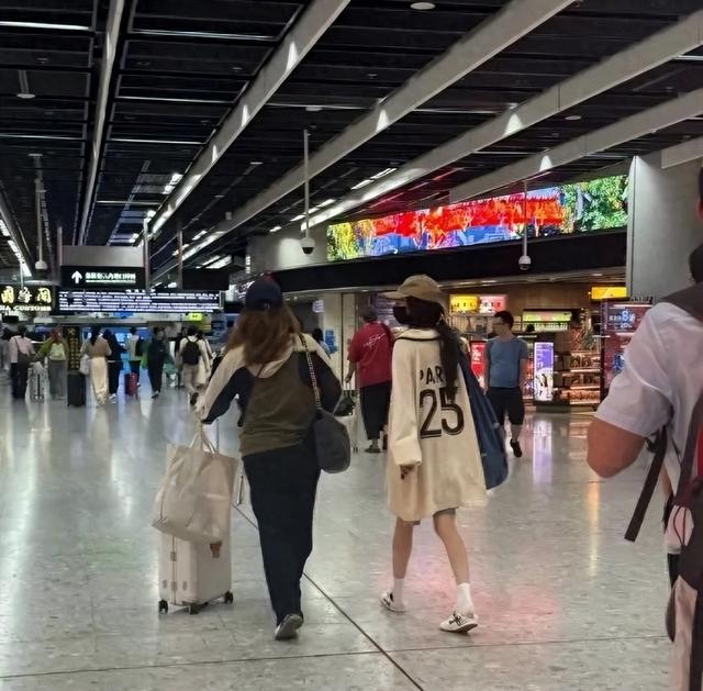 杨幂香港偶遇女儿，1.7米高挑少女，母爱无声胜有声，未来可期