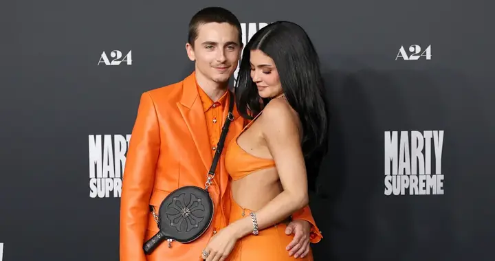 “甜茶”和凯莉一身亮橙情侣装，宣传期情侣这么拼？