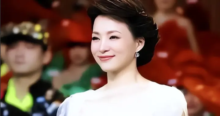 原来董卿真正的靠山，不是密春雷，也不是圈内人脉，而是78岁的她