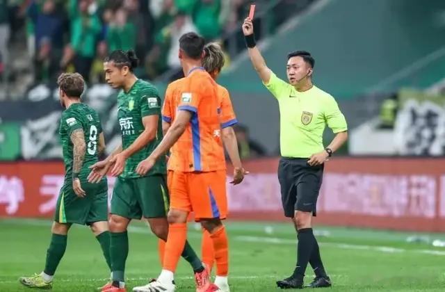 中超裁判双标严重 这次受益的又是上港