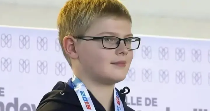 大、小勒布伦母亲，大方晒出家庭照，预祝法国队取得佳绩。