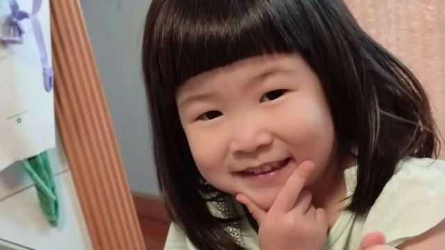 無限空間：轻依下颚V手势 ​表情丰富惹人