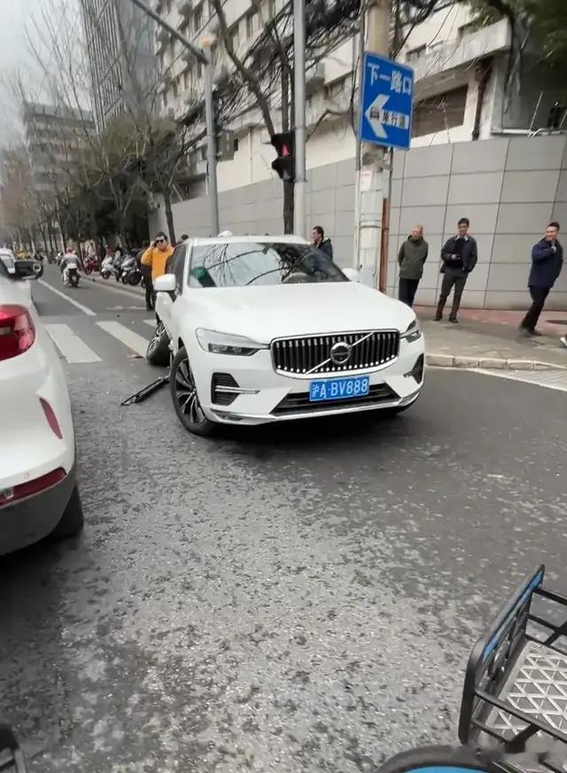 小米su7和沃尔沃相撞了，都受了伤，网友:王牌对王牌，巅峰对决