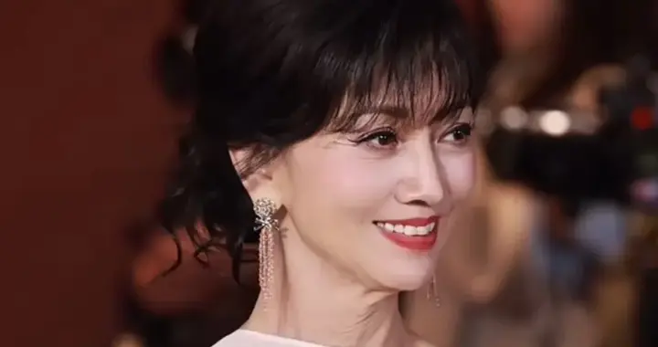 这一夜:全裹却穿黑丝殷桃，吊带背心何超莲，都不如赵雅芝好气色