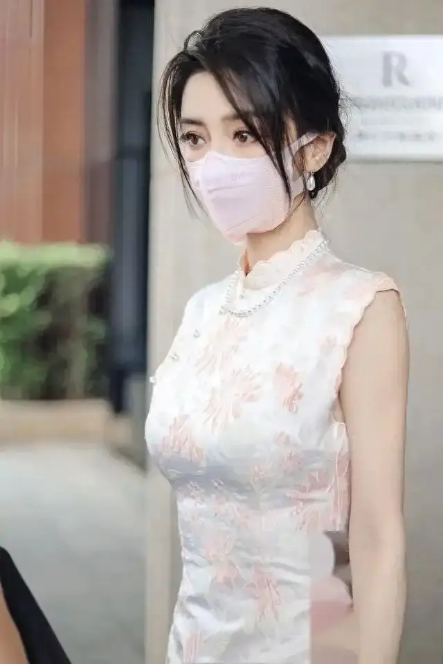 这身材虽不丰满，但却能驾驭各种类型旗袍