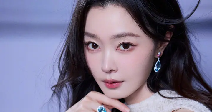 宋轶纯白挂颈抹胸连衣裙