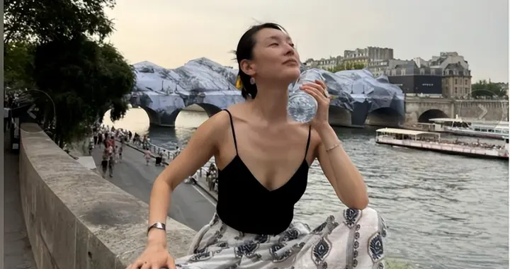 她是大家熟悉的演员，不拍戏在法国洗碗谋生，如今遭遇高温热得慌