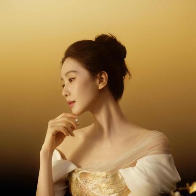 涅槃重生见墨鸦：刘诗诗一袭白裙一抹金辉