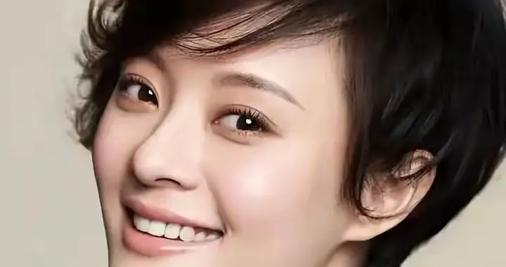 孙俪晒女儿与狗狗穿兄妹装，这份陪伴，才是最好的育儿范本