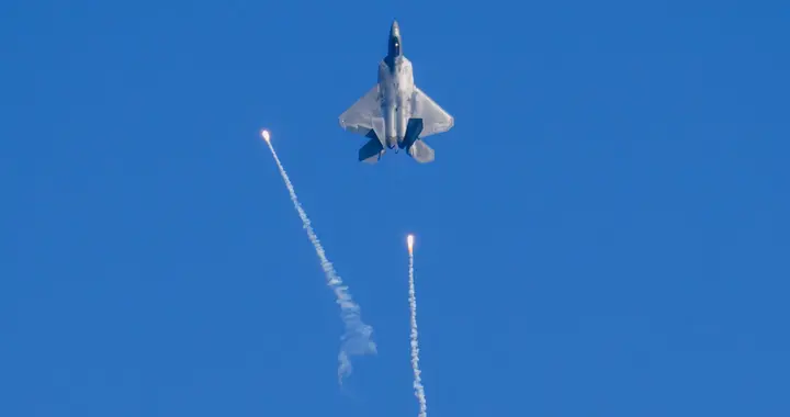 美国空军CCA项目新进展：F-22飞行员空中指挥YFQ-44A完成模拟作战