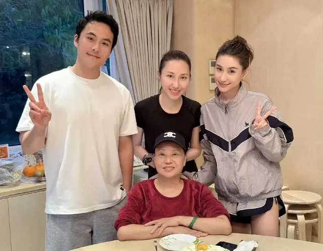 何超莲34岁生日家中豪宅曝光，和家人一起庆生丈夫窦骁却未到场