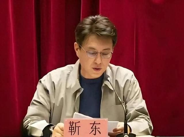 靳东团长！接待春妮参观煤矿文工团，被问员工伙食费，大方回答