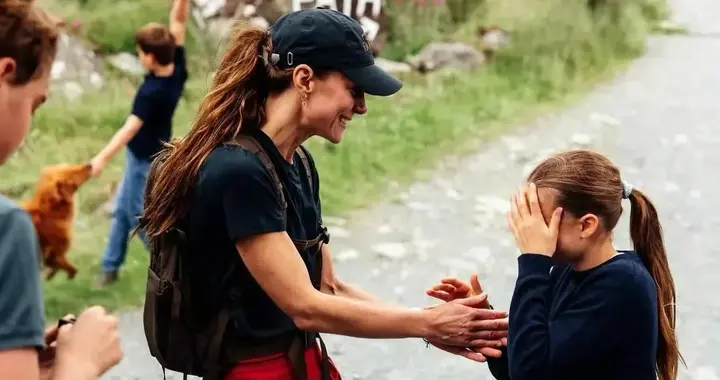 绷不住了！凯特王妃最新全家福曝光，夏洛特公主掩面哭泣令人动容