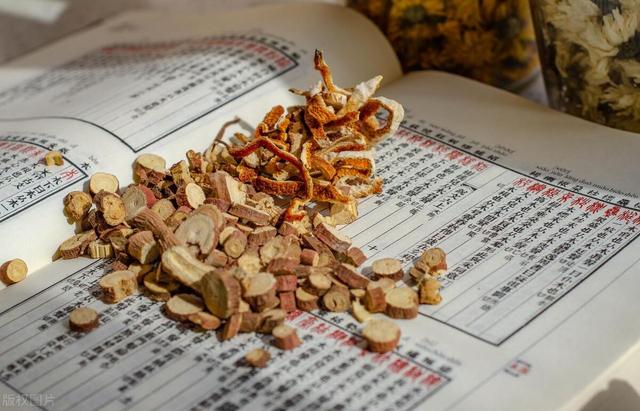 脱发就是阳虚了，一个中成药，把阳气补足补满，头发自然就好了！