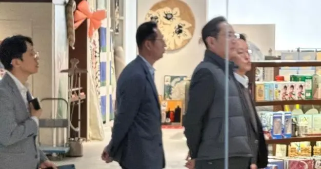 韩财阀李在镕北京逛街！穿马甲背着手，还在京东买了100个拉布布