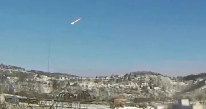 美国陨石猎人在7吨重陨石坠落后，找到直径5厘米的碎片，称非常黑