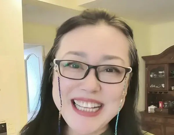 庄嫂李菁菁露面，患乳腺癌四年仍在治疗，瘦了好多下巴变尖头发白