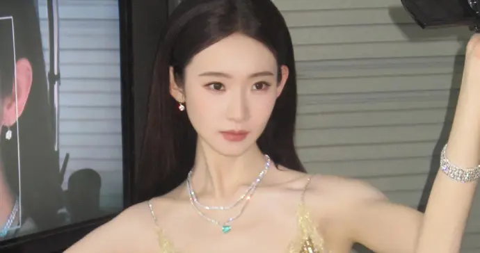 张艺凡穿着金色小吊带裙写真，又飒又酷的黑长直御姐