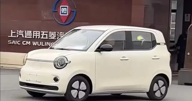 第五代五菱宏光MINI EV四门版，外观大改三款新色，值得买吗？