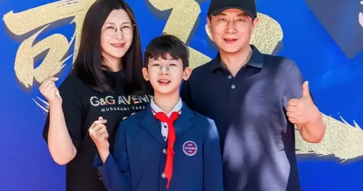 46岁王雅捷罕晒全家福，庆祝11岁帅气儿子毕业，老公是资深演员