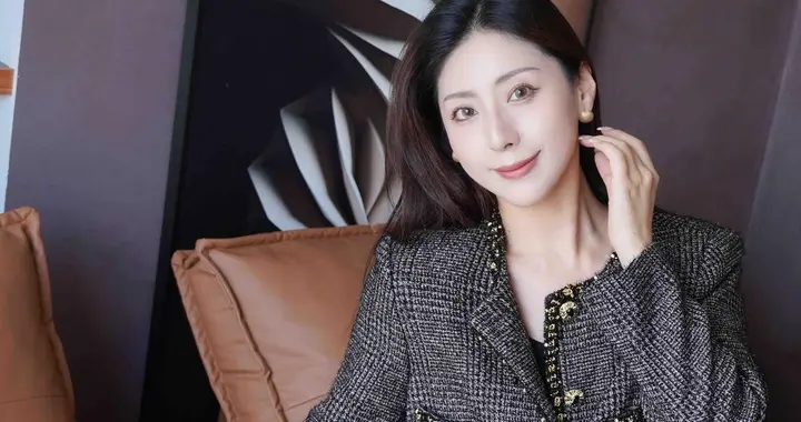 黑色小香风怎么搭配好看，30岁+女人其实搭配越简单，越有气质