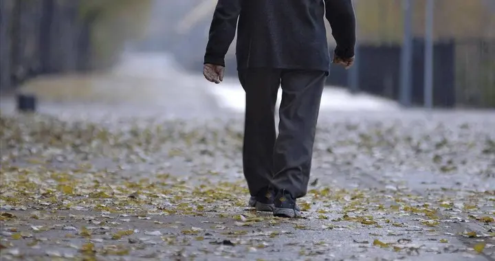 每天慢走七千步错了？医生提醒：高血压人群，慢走要做到这4点