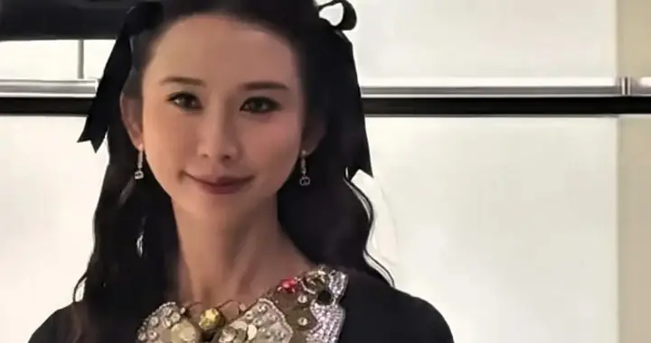 51岁林志玲惊艳亮相活动