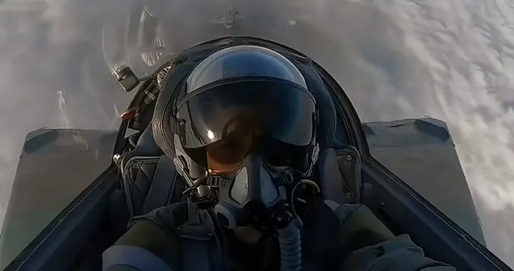 为什么战斗机飞行员几乎都是军官？原因是这样！
