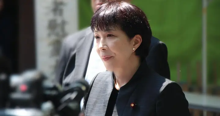 高市早苗“拜鬼”之前，金正恩反手一个警告，一枚导弹砸向日本海