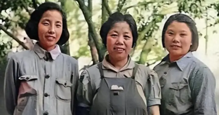 三位领袖的夫人合影！最左边是比蓝平还美的美女，陈赓：她人品好