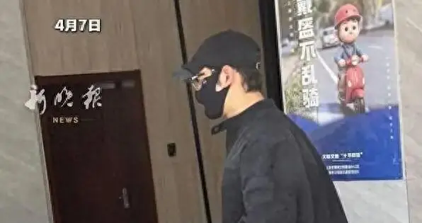 黄晓明带9岁儿子骑车违规，现身交警队认罚