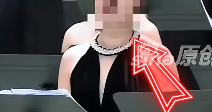 女孩演出后退礼服后续：身份曝光社死，工作遭牵连，商家不会投降